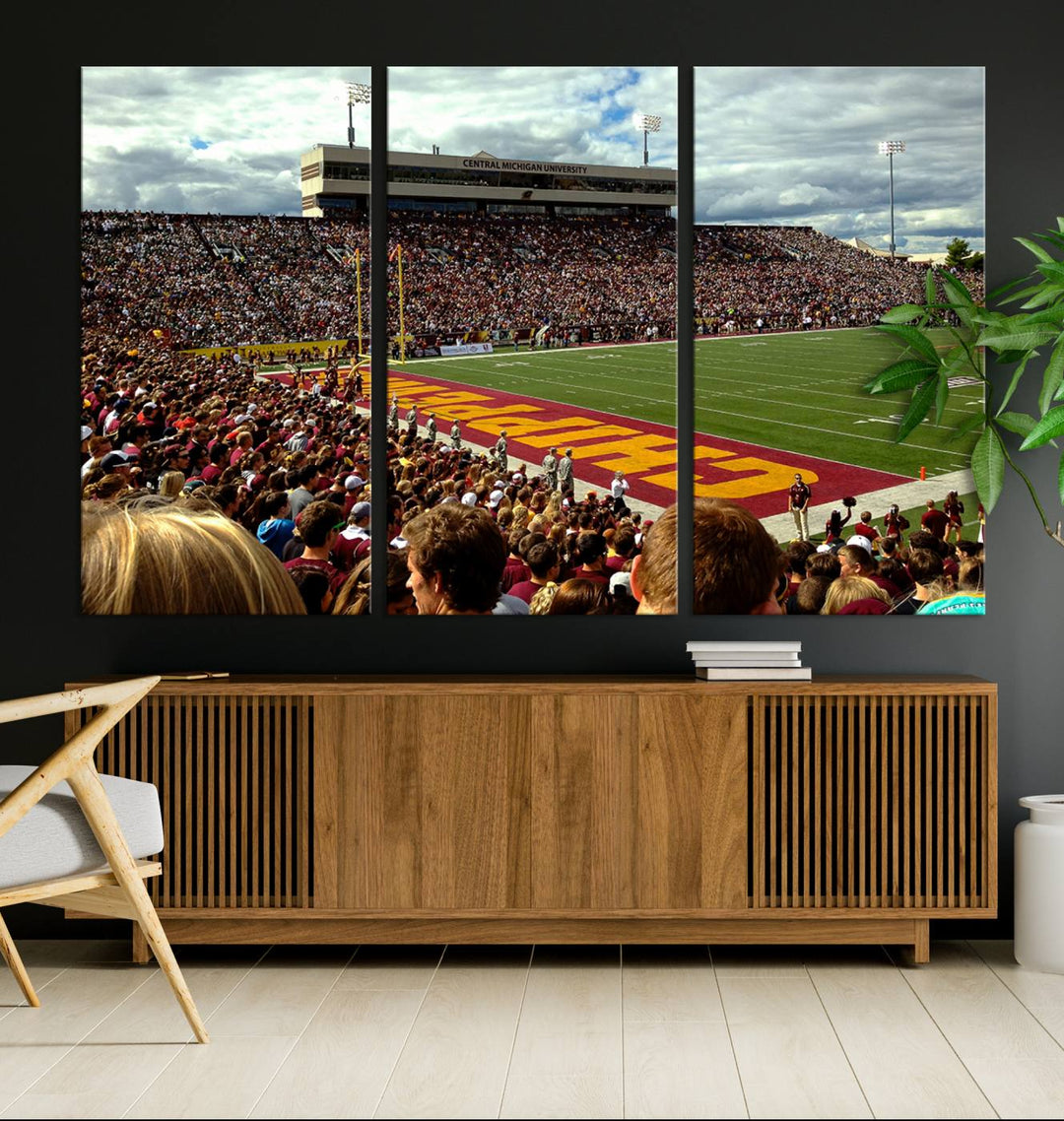 Central Michigan University Chippewas Football Team Print - Mount Pleasant Kelly/Shorts Stadium Wall Art Canvas Print