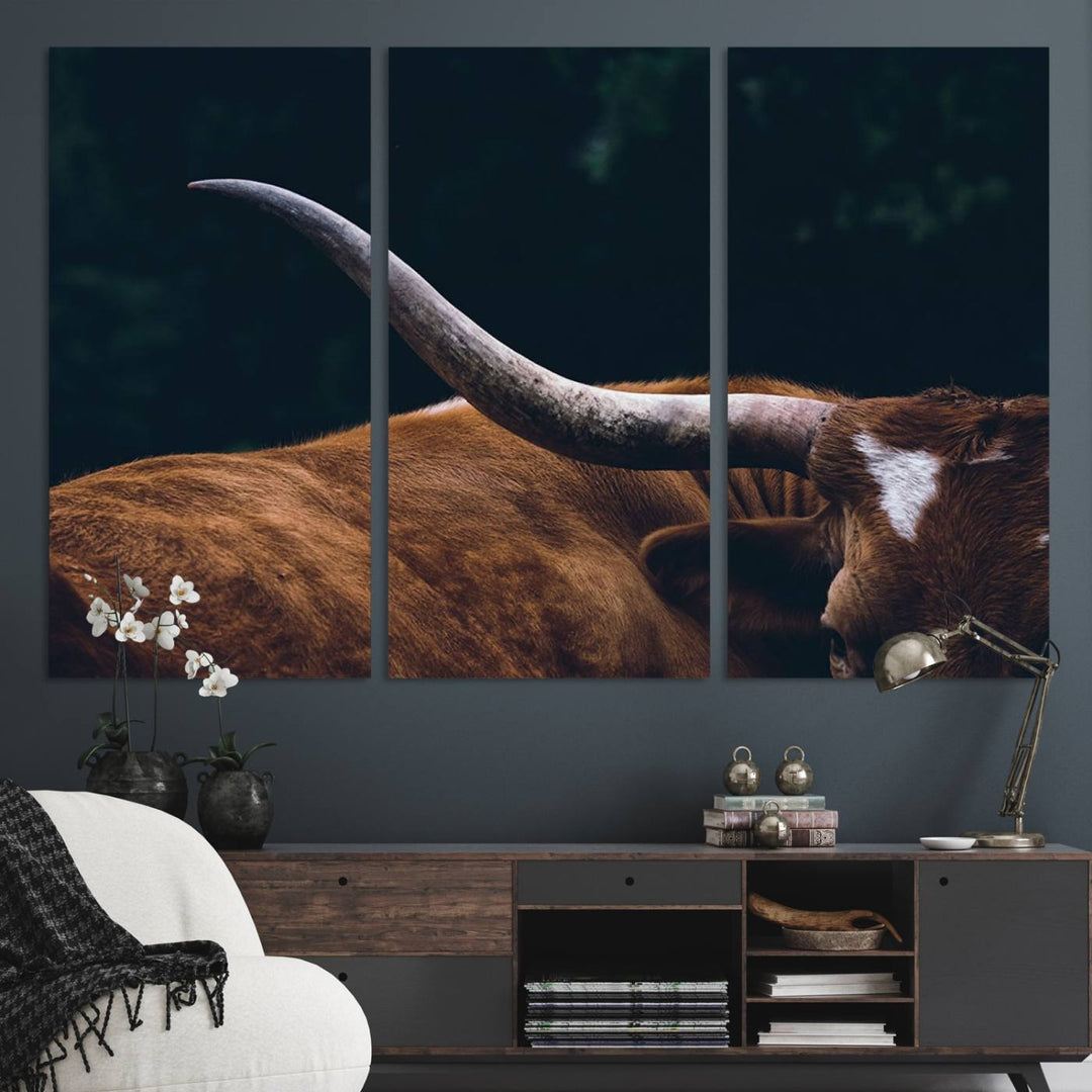 The kitchen dining area features a Texas Longhorn Bull wall art.