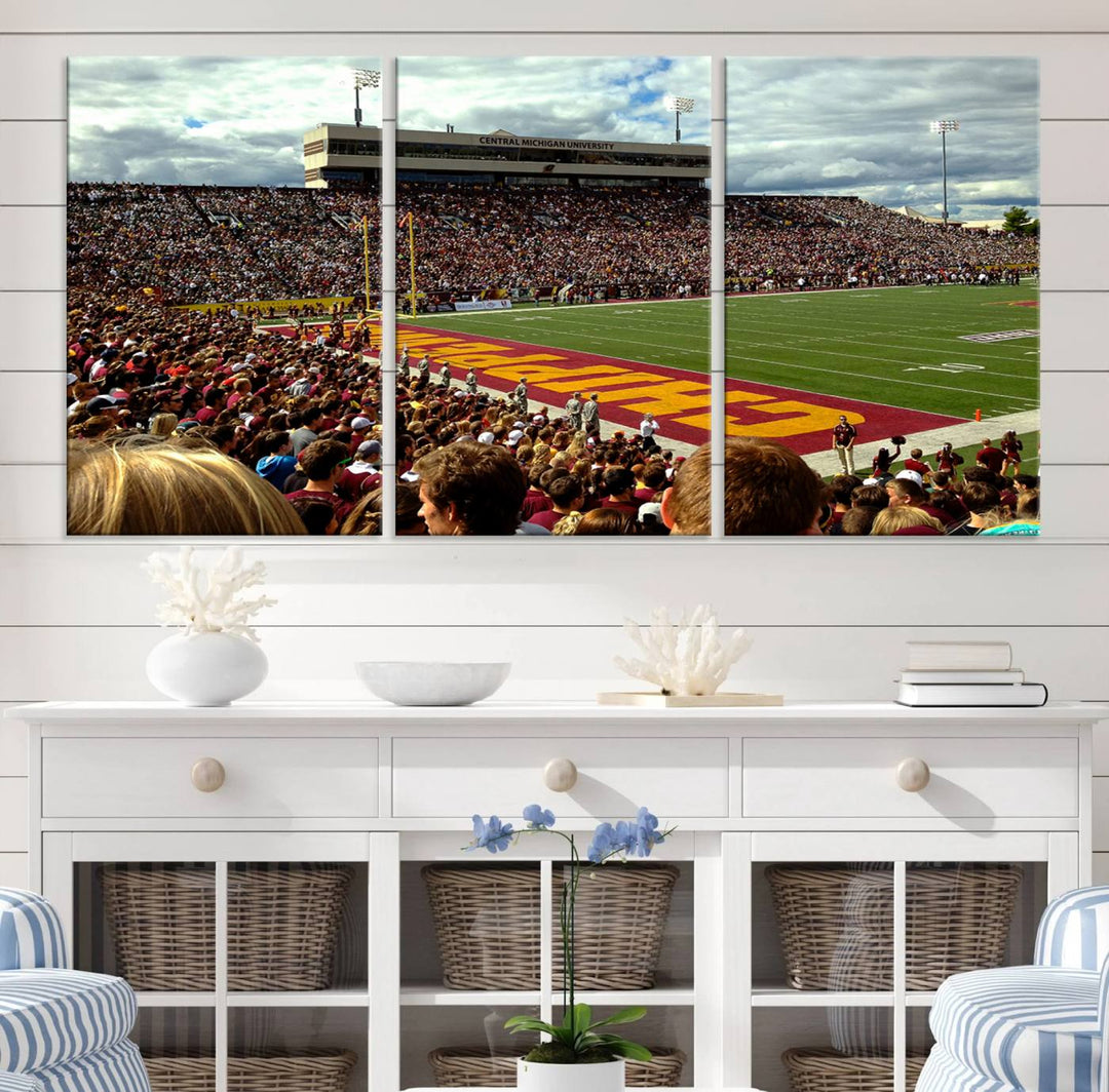 Central Michigan University Chippewas Football Team Print - Mount Pleasant Kelly/Shorts Stadium Wall Art Canvas Print