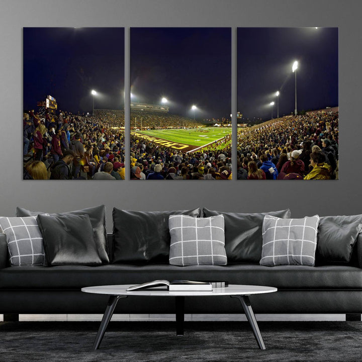 Central Michigan University Chippewas Football Team Print - Mount Pleasant Kelly/Shorts Stadium Wall Art Canvas Print