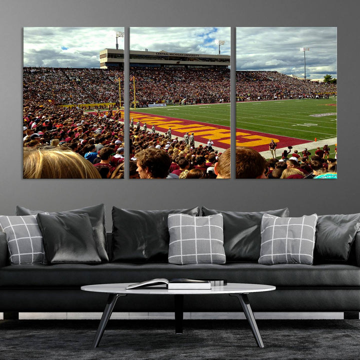 Central Michigan University Chippewas Football Team Print - Mount Pleasant Kelly/Shorts Stadium Wall Art Canvas Print