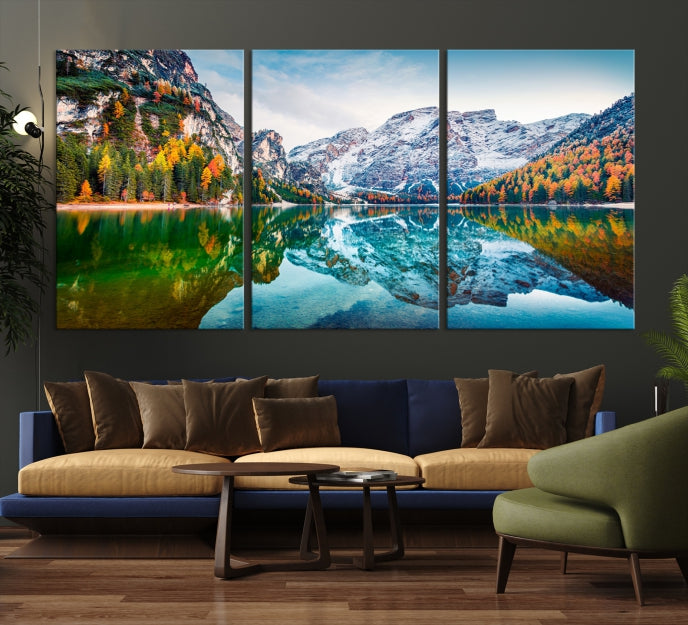 Vue d'automne spectaculaire sur le lac Braies Wall Art Impression sur toile