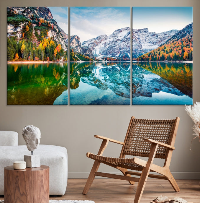 Vue d'automne spectaculaire sur le lac Braies Wall Art Impression sur toile