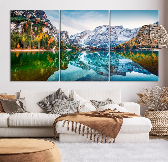 Vue d'automne spectaculaire sur le lac Braies Wall Art Impression sur toile