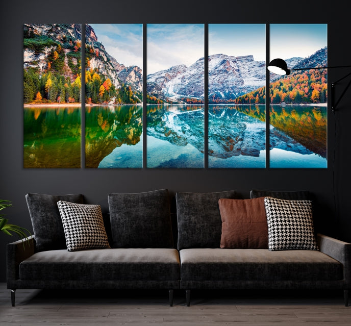 Vue d'automne spectaculaire sur le lac Braies Wall Art Impression sur toile