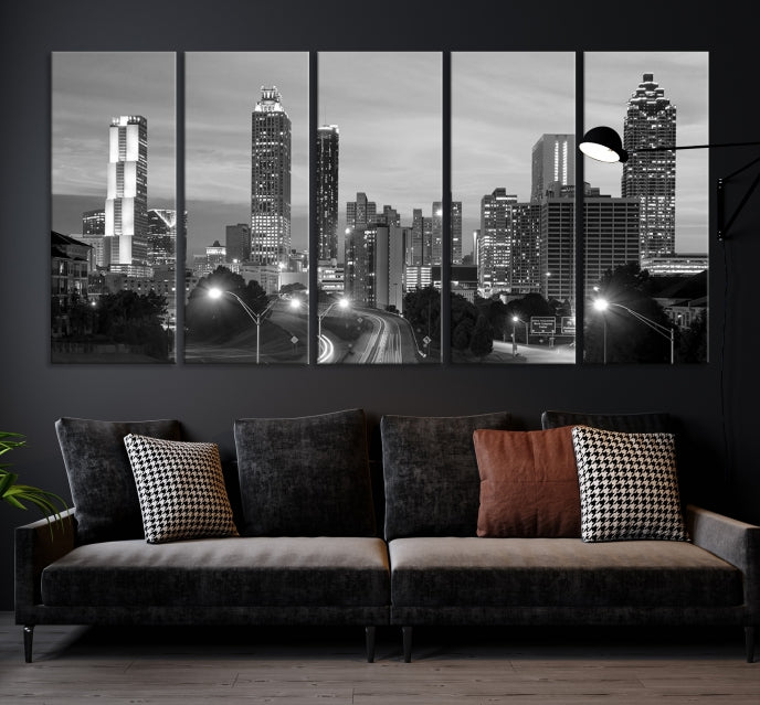 Art mural en noir et blanc avec horizon nuageux de la ville d'Atlanta