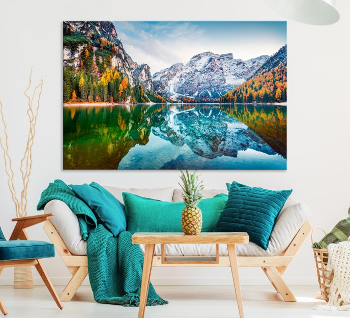 Vue d'automne spectaculaire sur le lac Braies Wall Art Impression sur toile