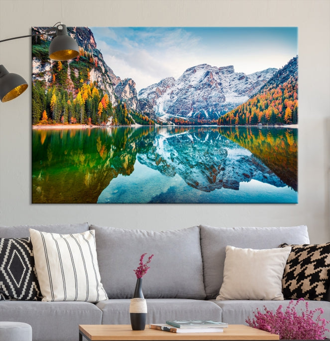 Vue d'automne spectaculaire sur le lac Braies Wall Art Impression sur toile