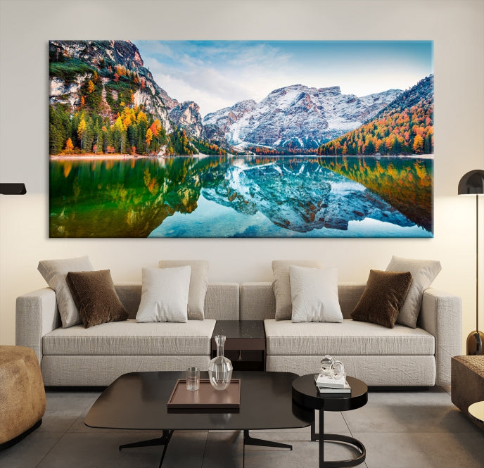 Vue d'automne spectaculaire sur le lac Braies Wall Art Impression sur toile