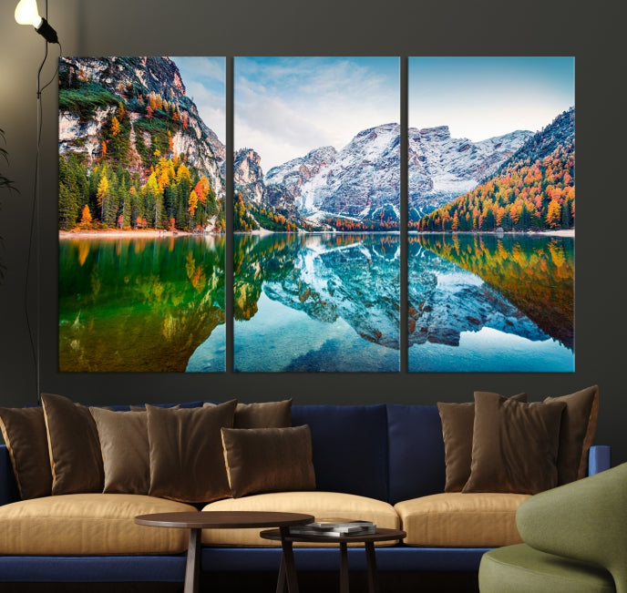 Vue d'automne spectaculaire sur le lac Braies Wall Art Impression sur toile