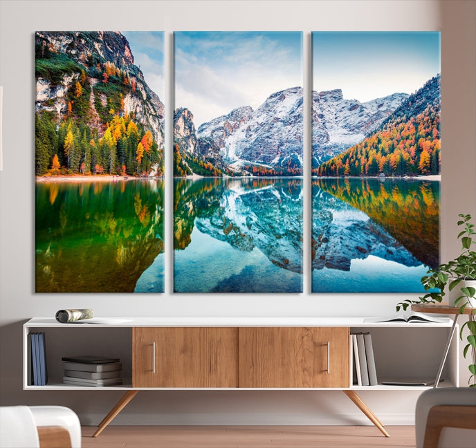 Vue d'automne spectaculaire sur le lac Braies Wall Art Impression sur toile