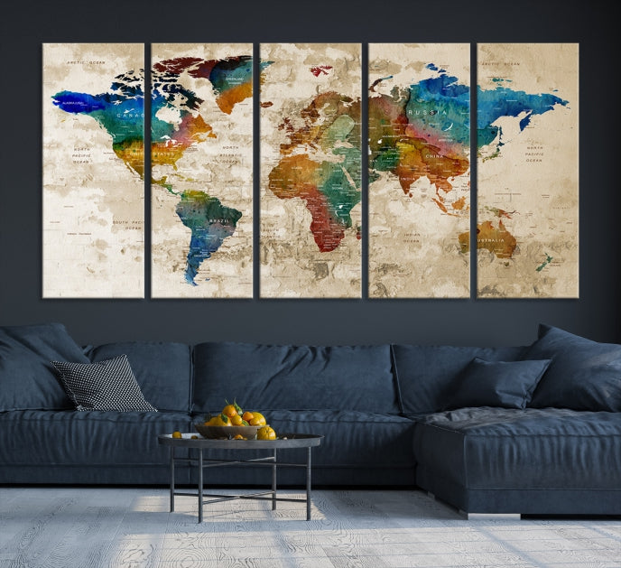 Impression d'art mural avec des punaises de carte du monde sur toile