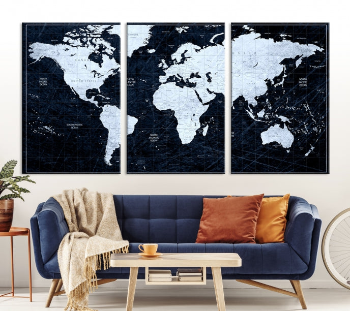 Mapa mundial de alfiler de color blanco sobre fondo negro azabache